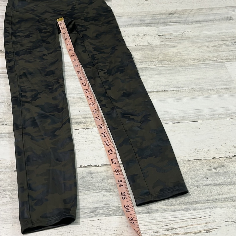 Spanx Faux Camo Green Leggings Size M - Picture 8 of 8